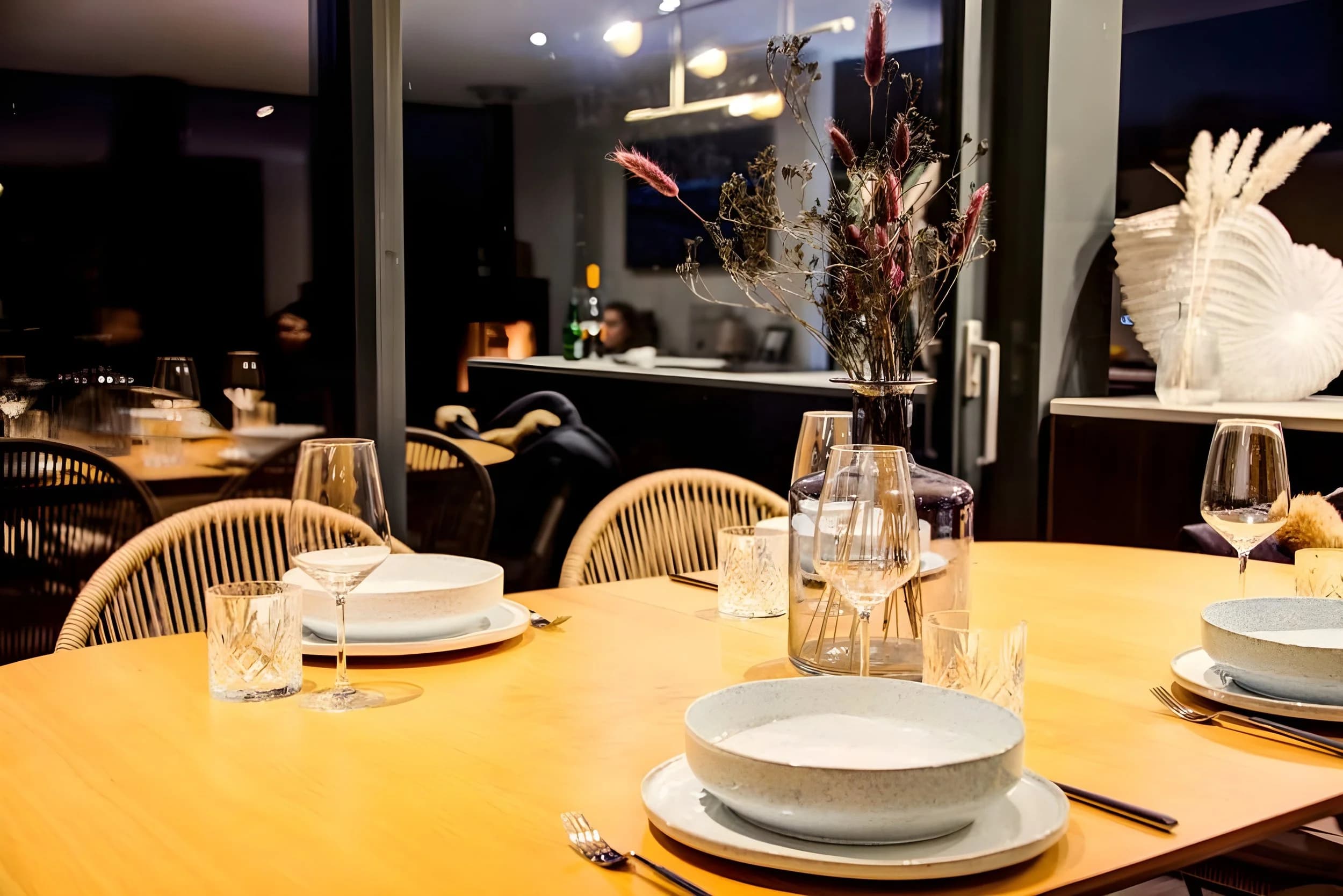 Weihnachtliches Ambiente mit Dekoration auf dem Boot