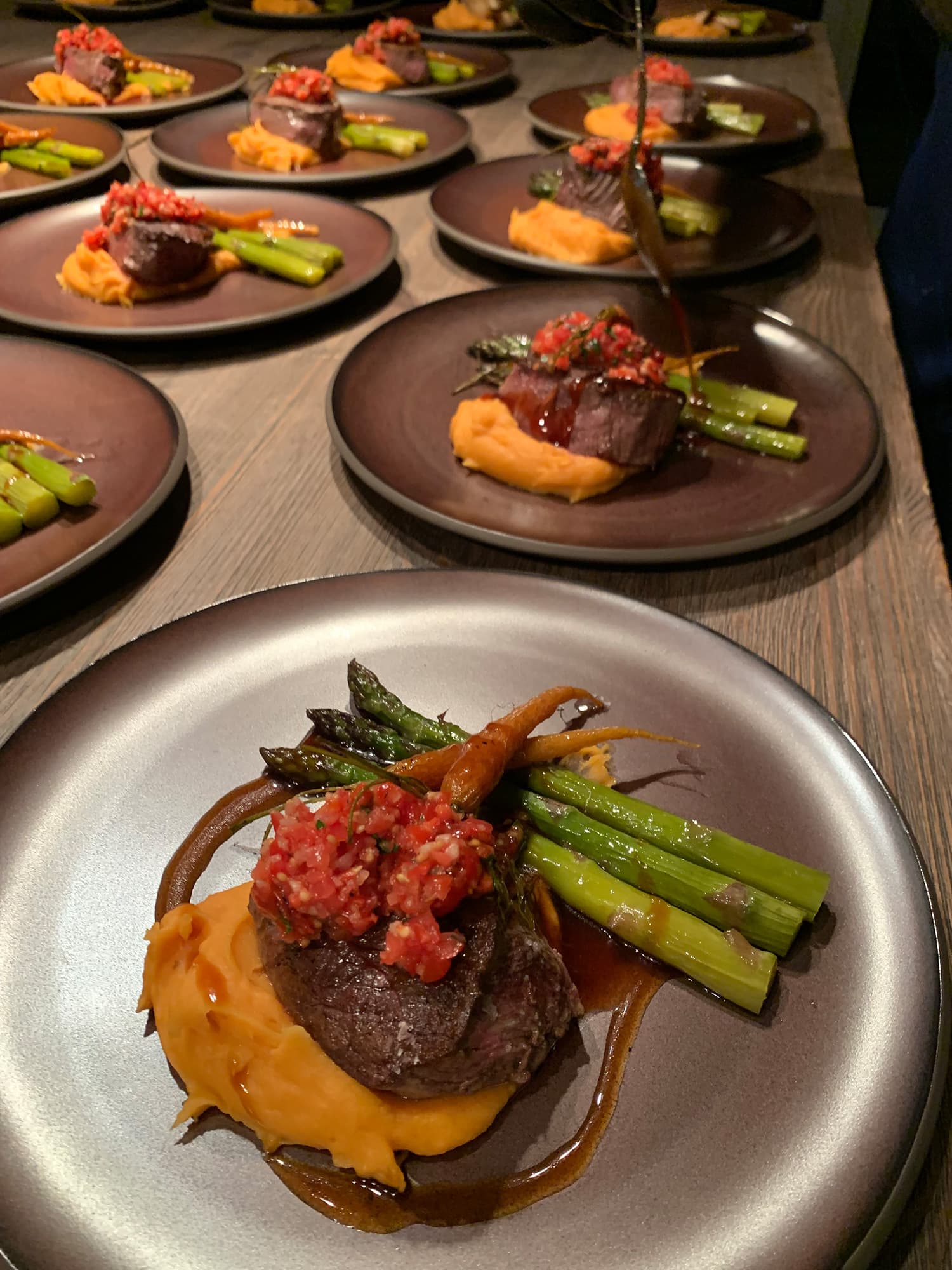 Gedeckter Tisch für ein Private-Dining-Menü auf dem Hausboot