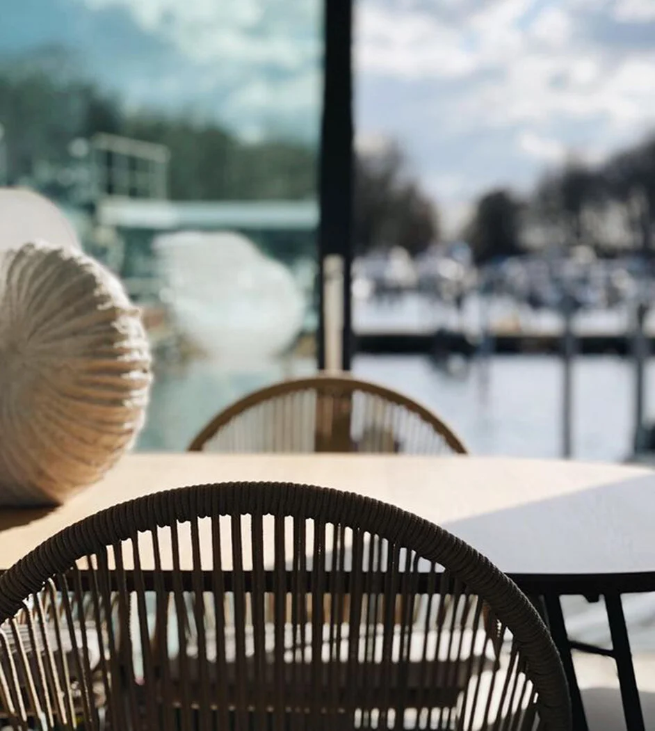 Die Terrasse des Hausboots mit Blick auf das Wasser
