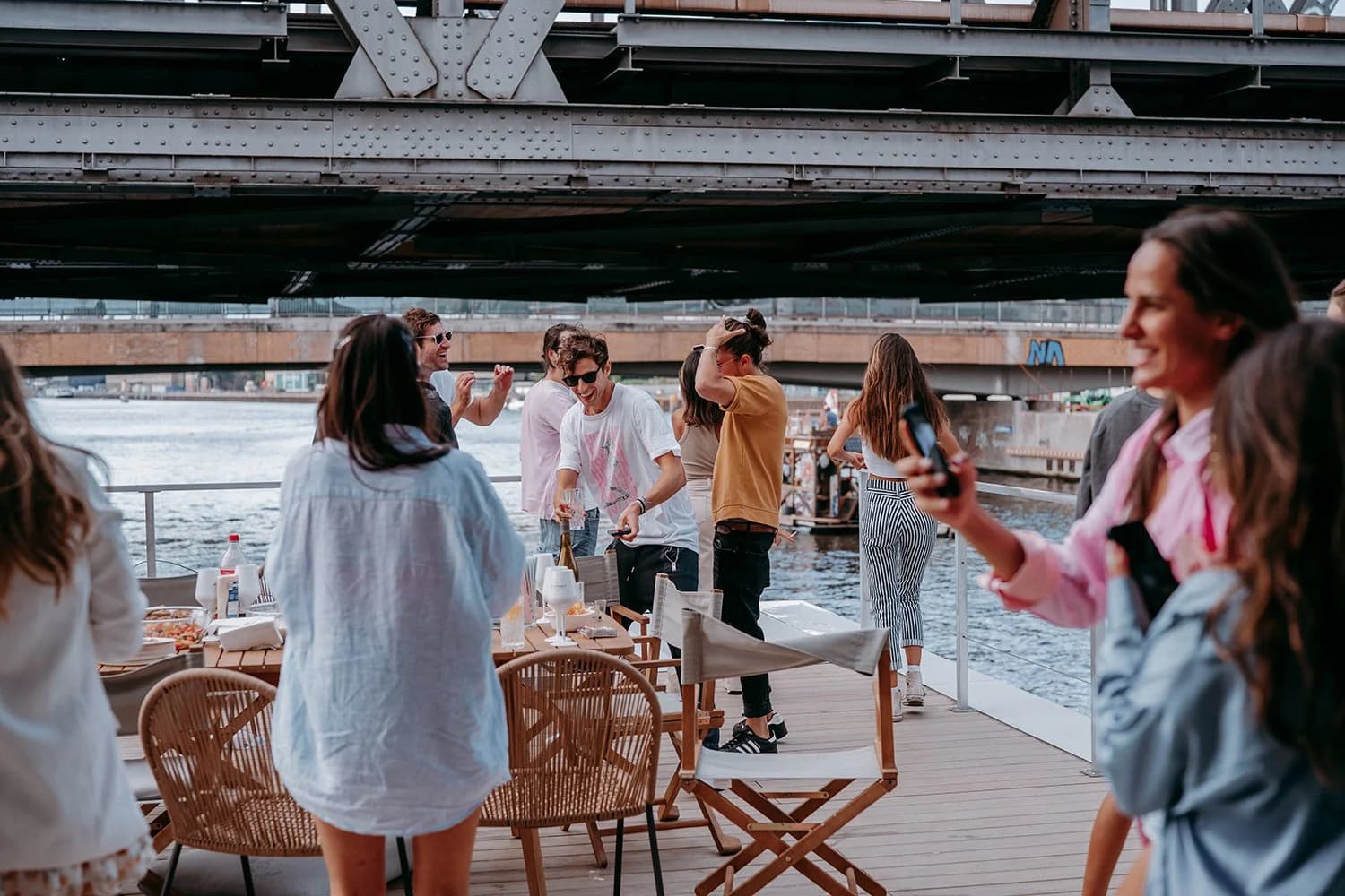 Einladender Loungebereich mit edlen Möbeln und Blick aufs Wasser