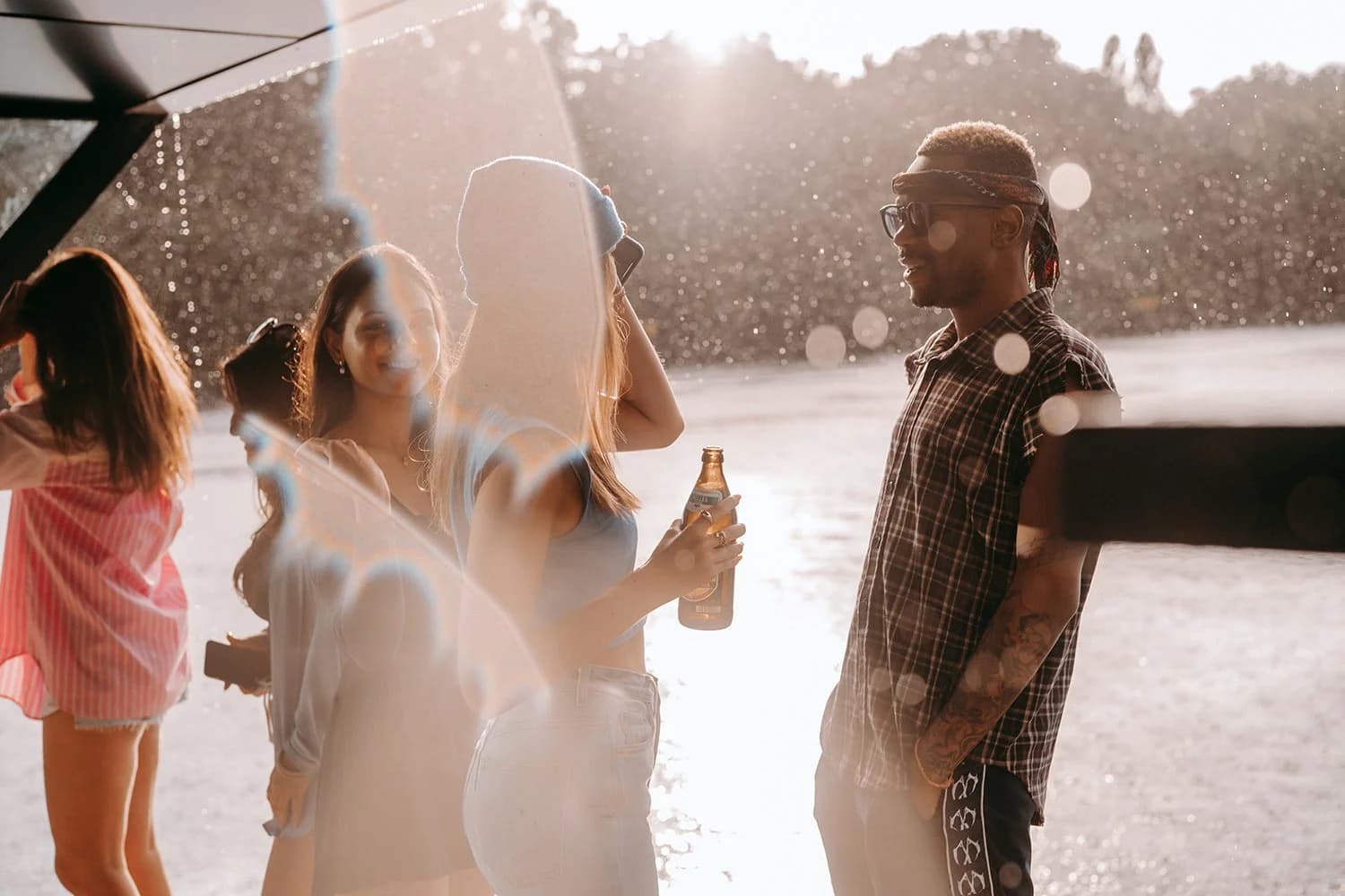 Stilvoll gedeckter Tisch für ein Abendessen auf dem Hausboot